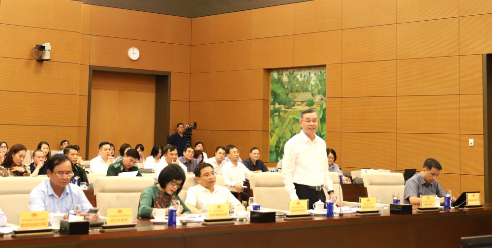 Bộ trưởng Bộ Tài chính Ngô Văn Tuấn trình bày Tờ trình của Chính phủ về dự án Luật sửa đổi, bổ sung một số điều của Luật Hải quan.