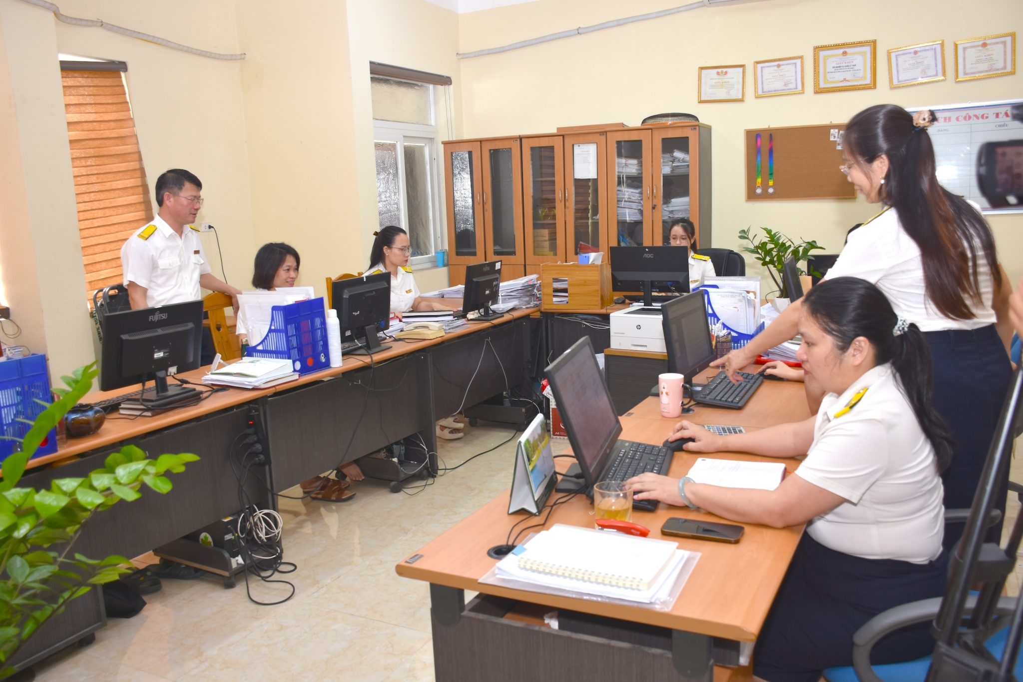 Thuế cơ sở 8 tỉnh Nghệ An: thu ngân sách đạt 1.500 tỷ đồng và cách khơi thông nguồn lực từ những sạp hàng nhỏ