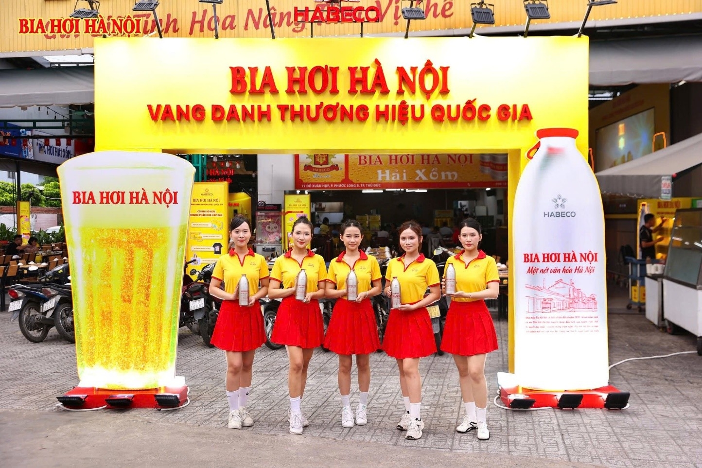 Bia Hơi Hà Nội lan tỏa hương vị Thủ đô, khuấy động mùa hè tại TP. Hồ Chí Minh Bia Hơi Hà Nội lan tỏa hương vị Thủ đô, khuấy động mùa hè tại TP. Hồ Chí Minh