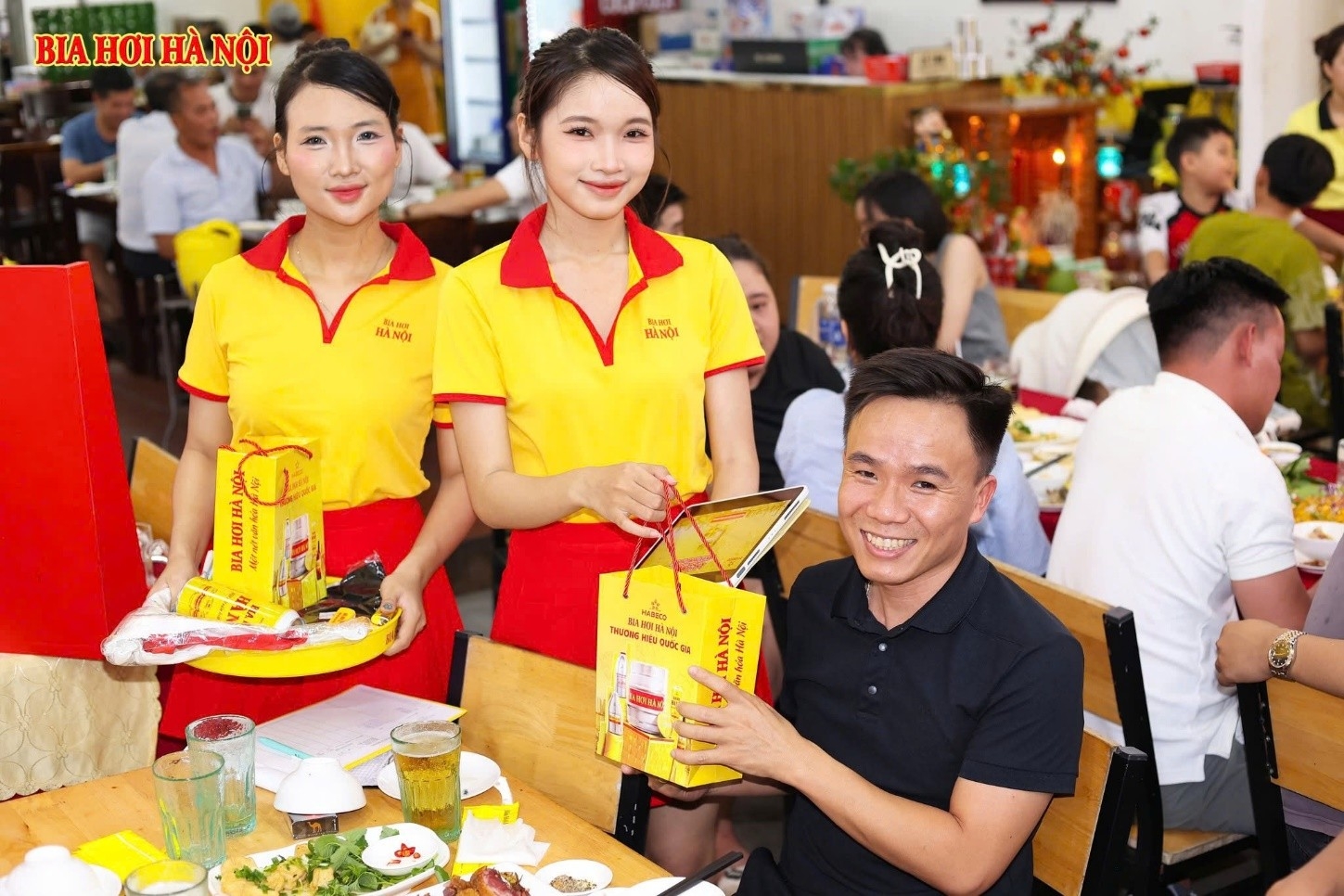 Bia Hơi Hà Nội lan tỏa hương vị Thủ đô, khuấy động mùa hè tại TP. Hồ Chí Minh Bia Hơi Hà Nội lan tỏa hương vị Thủ đô, khuấy động mùa hè tại TP. Hồ Chí Minh
