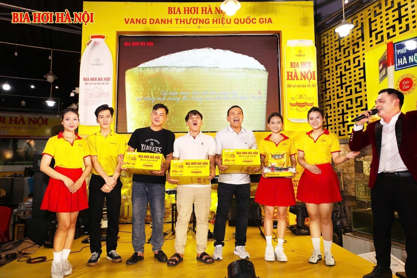 Bia Hơi Hà Nội lan tỏa hương vị Thủ đô, khuấy động mùa hè tại TP. Hồ Chí Minh Bia Hơi Hà Nội lan tỏa hương vị Thủ đô, khuấy động mùa hè tại TP. Hồ Chí Minh
