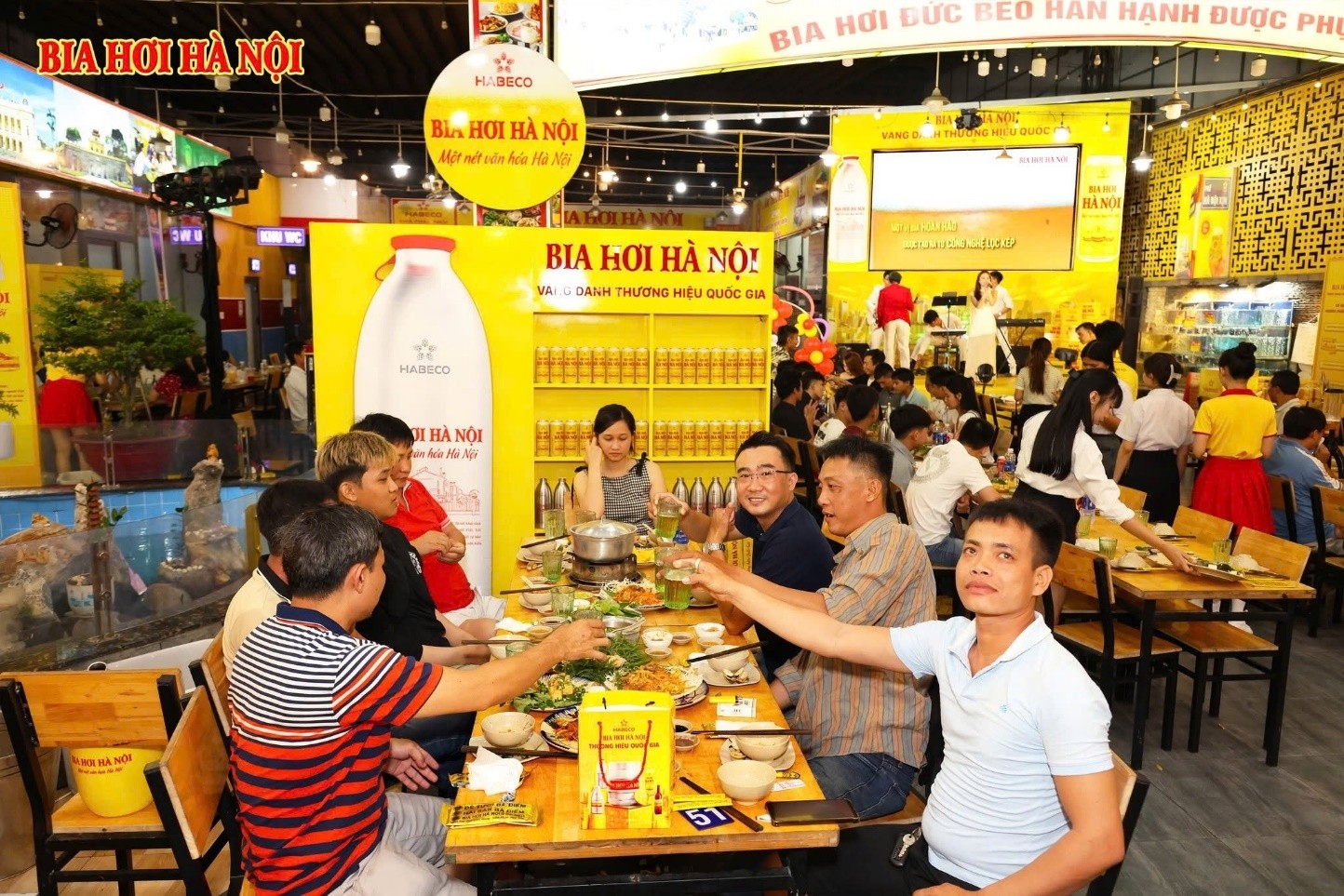 Bia Hơi Hà Nội lan tỏa hương vị Thủ đô, khuấy động mùa hè tại TP. Hồ Chí Minh Bia Hơi Hà Nội lan tỏa hương vị Thủ đô, khuấy động mùa hè tại TP. Hồ Chí Minh