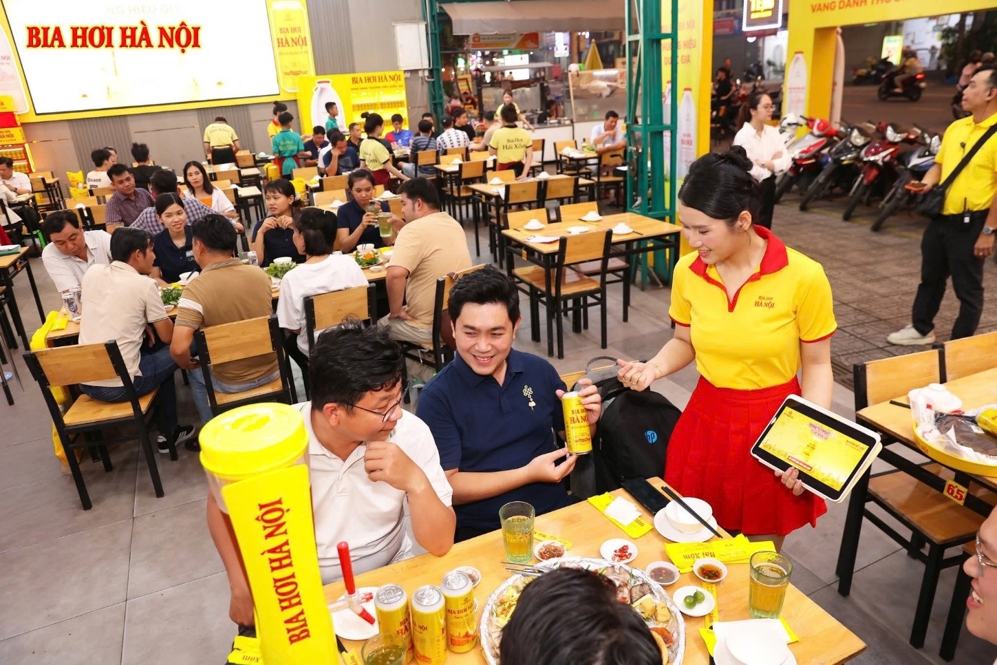 Bia Hơi Hà Nội lan tỏa hương vị Thủ đô, khuấy động mùa hè tại TP. Hồ Chí Minh Bia Hơi Hà Nội lan tỏa hương vị Thủ đô, khuấy động mùa hè tại TP. Hồ Chí Minh