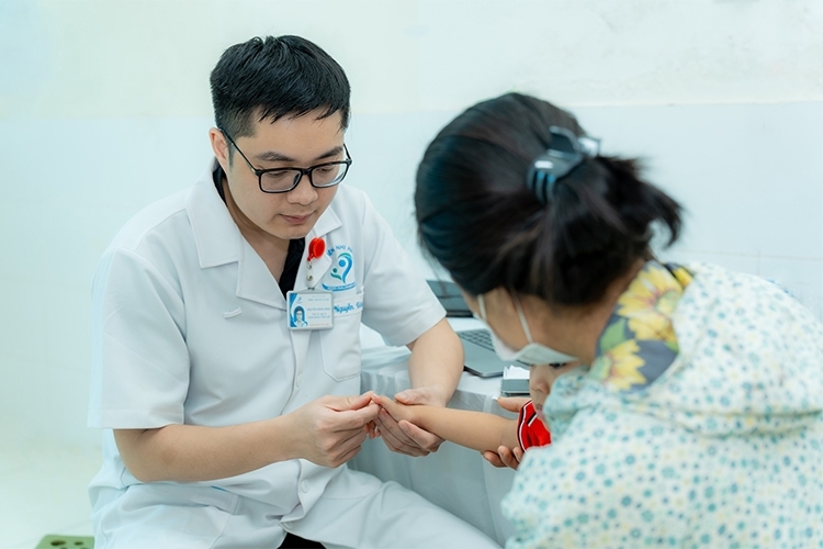 Thời gian cha, mẹ nghỉ chăm con ốm theo mức quy định riêng