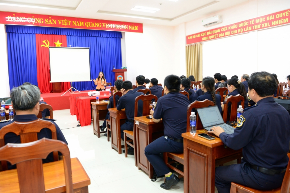 Hải quan khu vực XVII bồi dưỡng kỹ năng báo chí truyền thông cho công chức