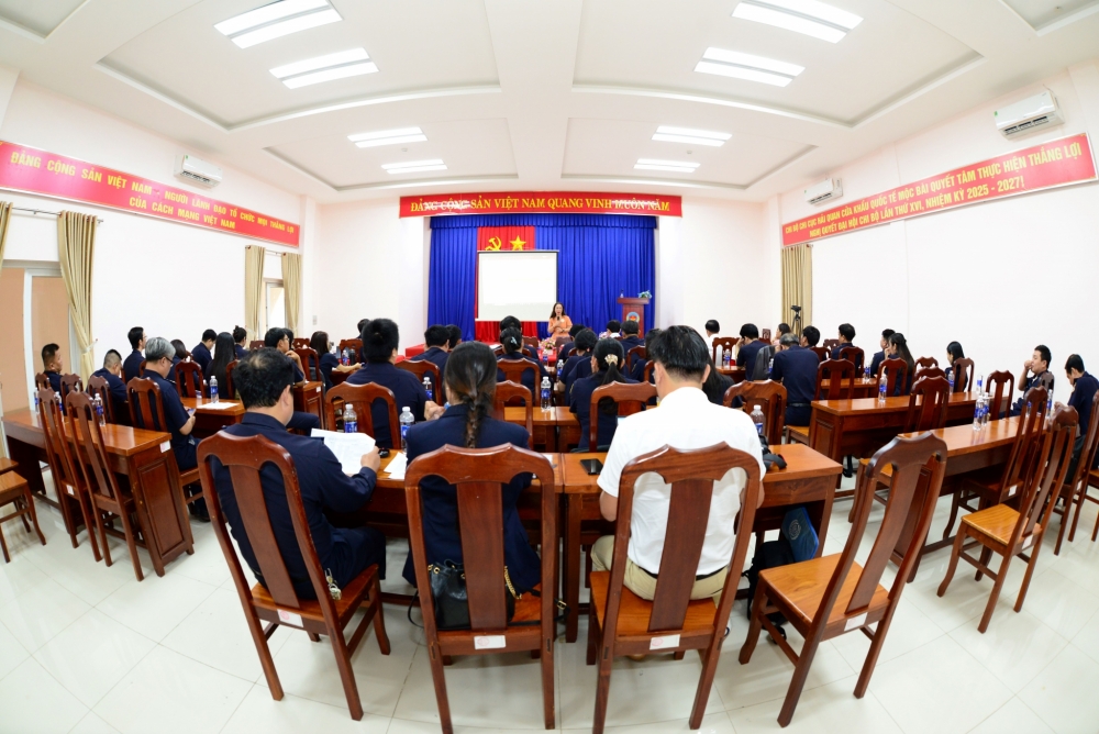 Lớp học với với sự tham dự của khoảng 40 cán bộ, công chức.