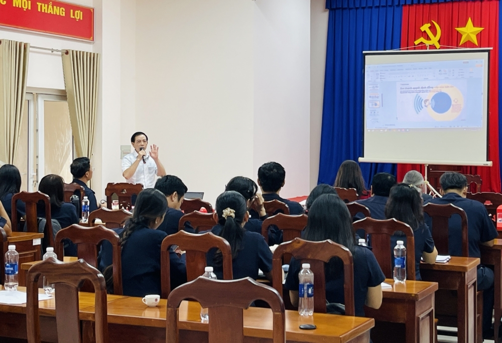 Đại diện Tạp chí Kinh tế - Tài chính chia sẻ kỹ năng chụp ảnh, quay clip bằng điện thoại.