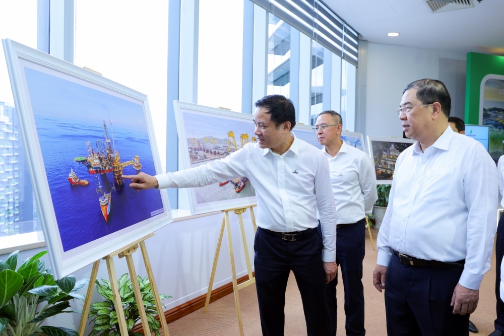 Chủ tịch HĐTV Petrovietnam Lê Ngọc Sơn giới thiệu với Phó Thủ tướng Thường trực Phạm Gia Túc về những công trình, dự án nổi bật của Petrovietnam. Chủ tịch HĐTV Petrovietnam Lê Ngọc Sơn giới thiệu với Phó Thủ tướng Thường trực Phạm Gia Túc về những công trình, dự án nổi bật của Petrovietnam.