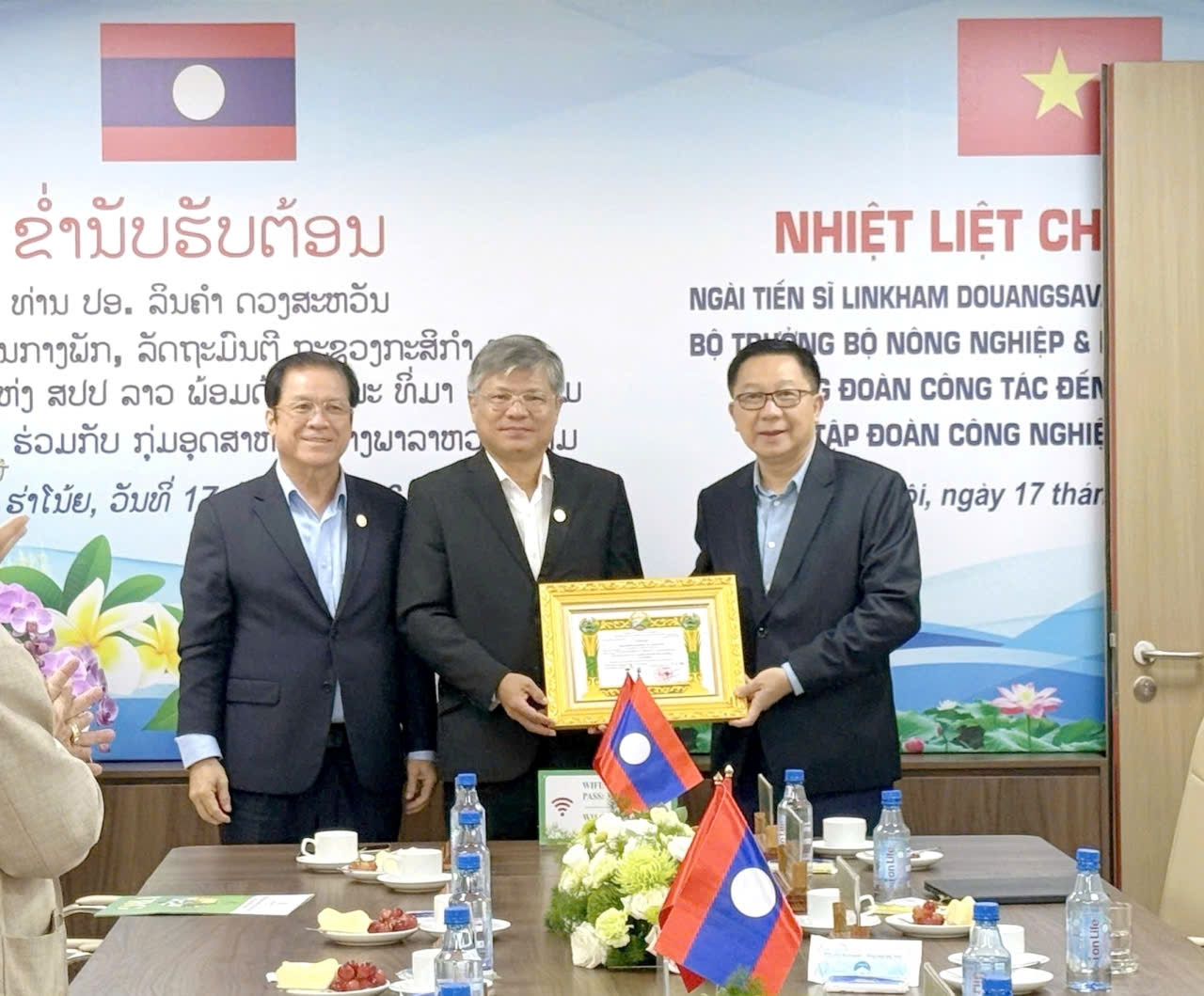 Tập đoàn Công nghiệp Cao su Việt Nam được Bộ trưởng Bộ Nông nghiệp và Môi trường Lào trao Bằng khen Tập đoàn Công nghiệp Cao su Việt Nam được Bộ trưởng Bộ Nông nghiệp và Môi trường Lào trao Bằng khen