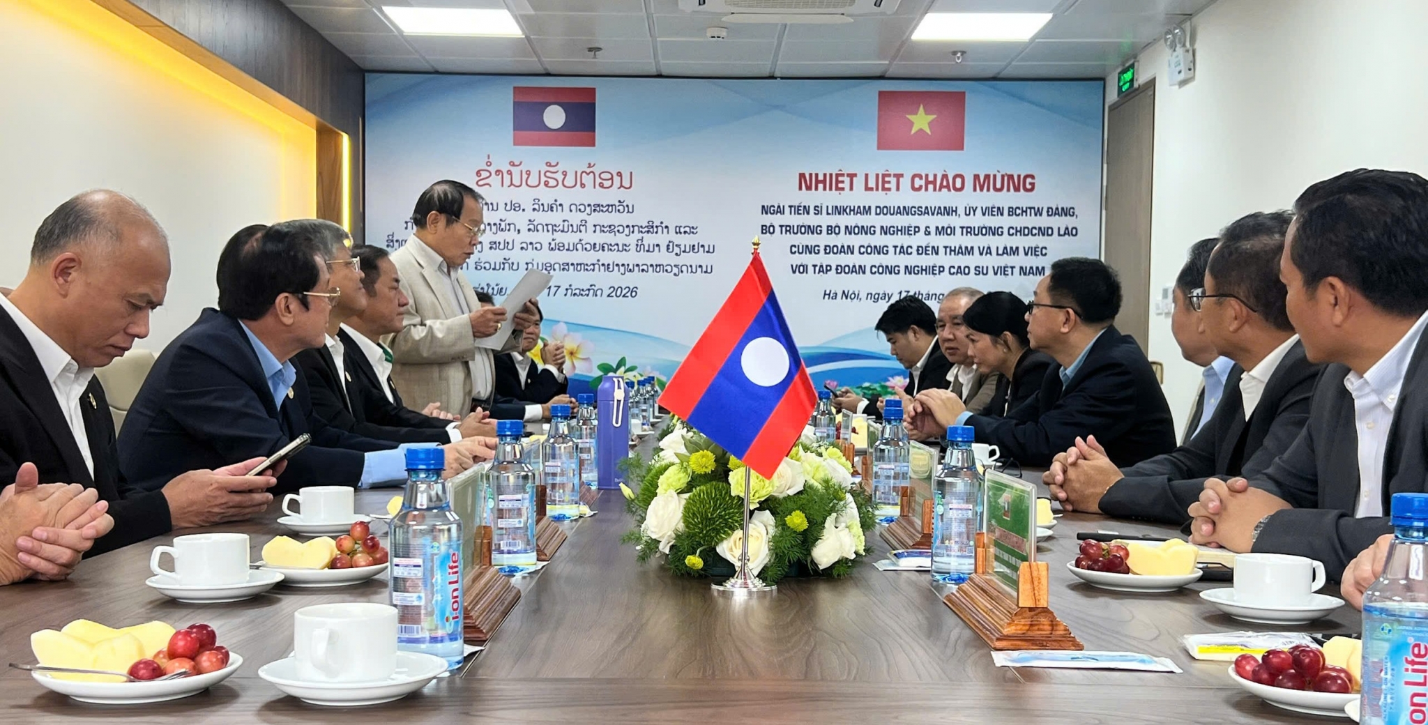 Tập đoàn Công nghiệp Cao su Việt Nam được Bộ trưởng Bộ Nông nghiệp và Môi trường Lào trao Bằng khen Tập đoàn Công nghiệp Cao su Việt Nam