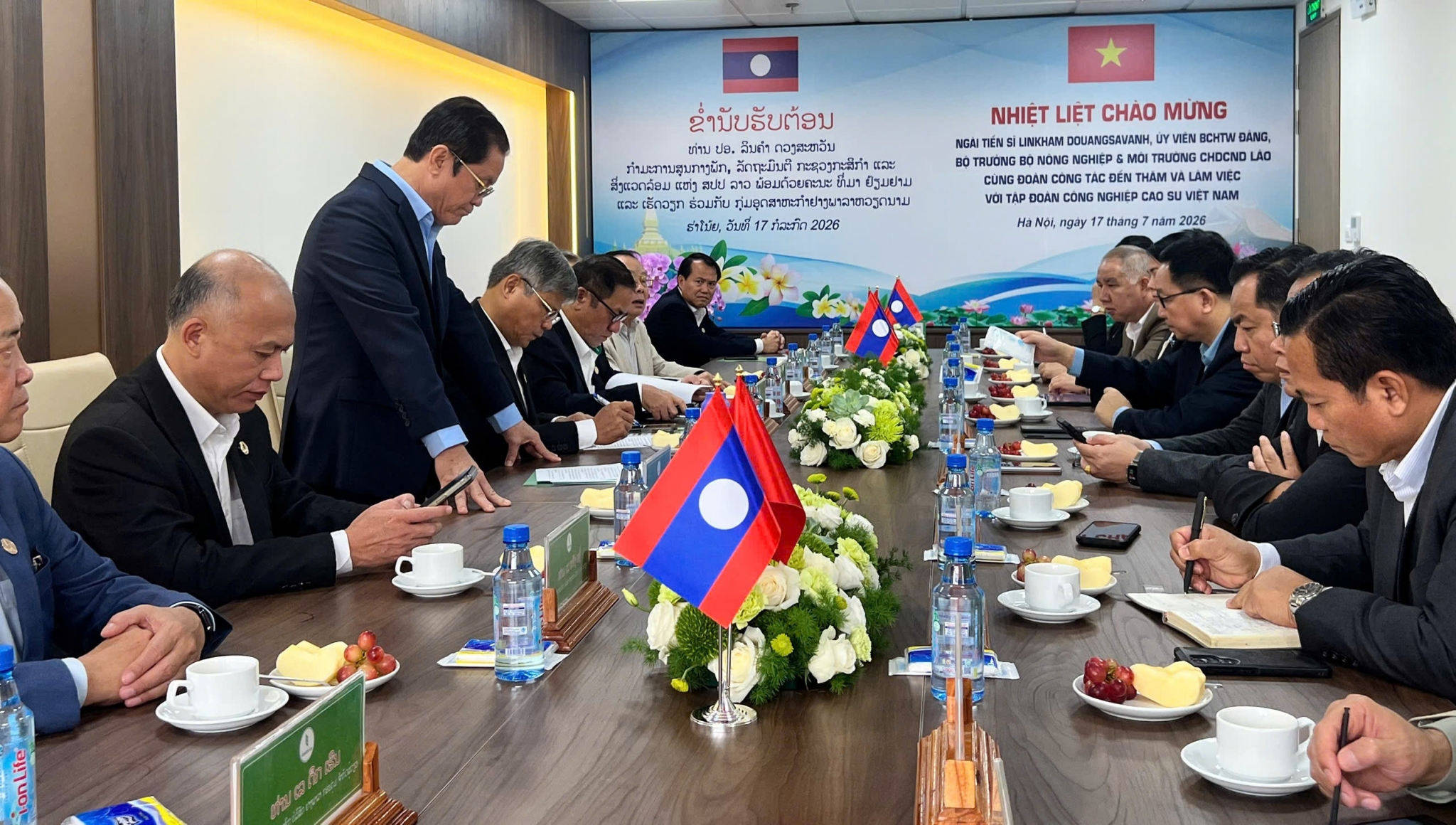 Tập đoàn Công nghiệp Cao su Việt Nam được Bộ trưởng Bộ Nông nghiệp và Môi trường Lào trao Bằng khen Tập đoàn Công nghiệp Cao su Việt Nam được Bộ trưởng Bộ Nông nghiệp và Môi trường Lào trao Bằng khen