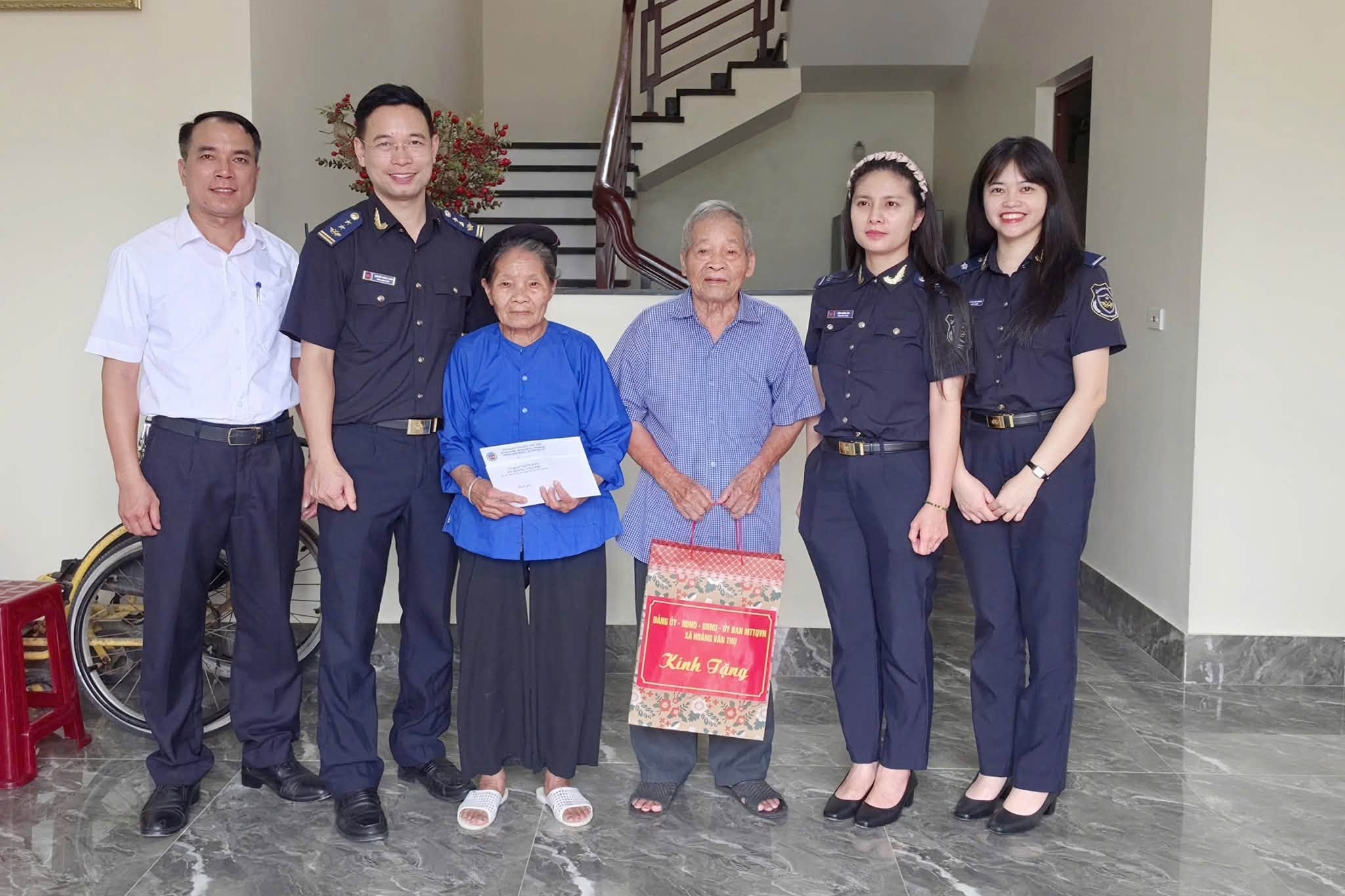 Hải quan cửa khẩu Cốc Nam tri ân các gia đình chính sách