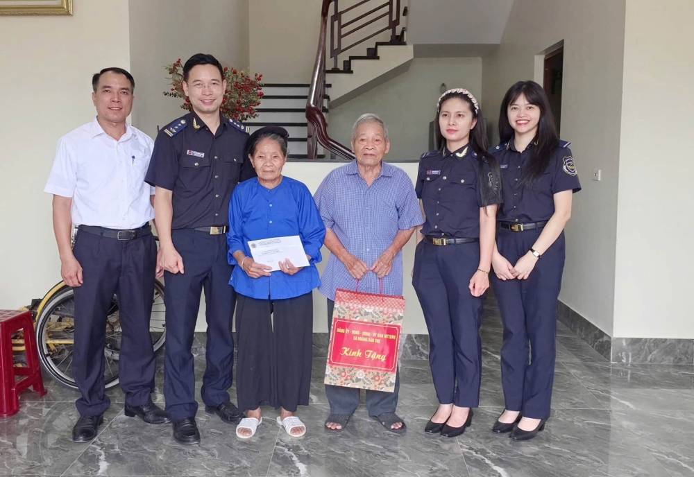Đại diện Hải quan cửa khẩu Cố Nam thăm hỏi các gia đình chính sách. 