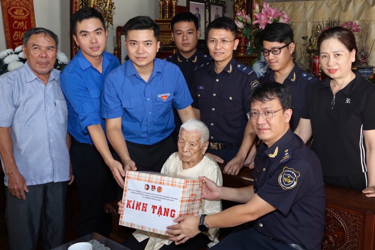 Hải quan khu vực III tổ chức các hoạt động tri ân tại Hải Phòng