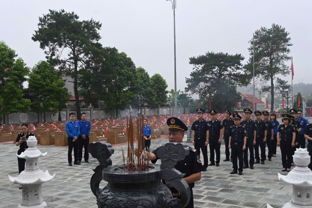 Nguyễn Văn Hoàn - Tỉnh ủy viên, Bí thư Đảng ủy, Chi cục trưởng Chi cục Hải quan khu vực VI dẫn đầu; tham gia đoàn có các đồng chí Phó Chi cục trưởng, lãnh đạo các Phòng, Đội hải quan cửa khẩu, đại diện Hội Cựu chiến binh và Đoàn Thanh niên Chi cục Hải quan khu vực VI.