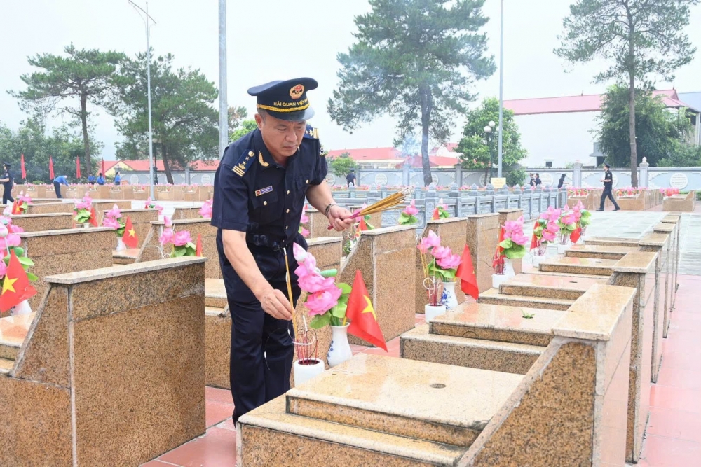 thắp hương tại từng phần mộ, nguyện ghi nhớ và tiếp nối truyền thống vẻ vang của thế hệ đi trước
