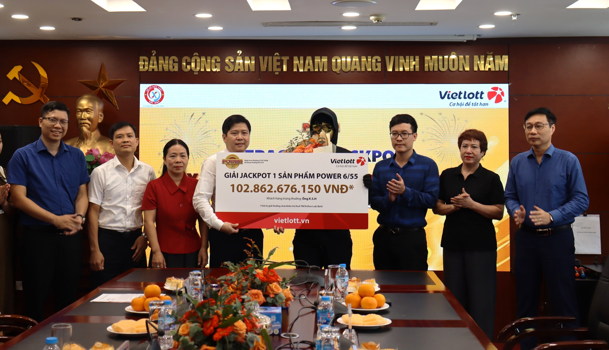 Ông K.S.H nhận giải Jackpot 1 xổ số tự chọn Power 6/55 với giá trị hơn 102,8 tỷ đồng. Ảnh: Vietlott