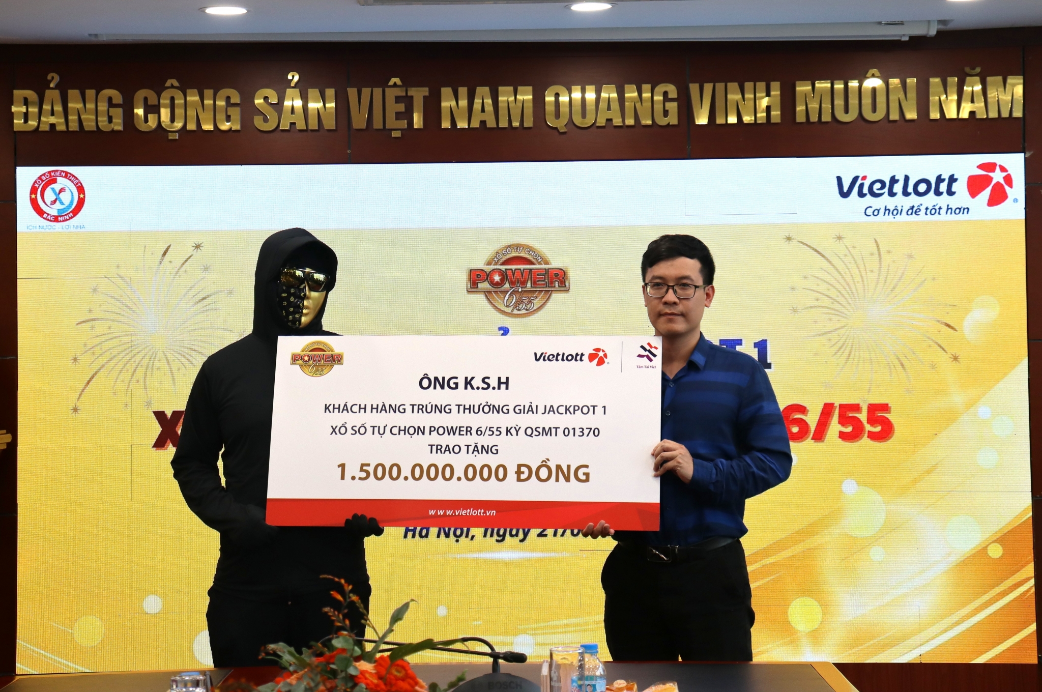 Ông K.S.H trao tặng 1,5 tỷ đồng để thực hiện các hoạt động an sinh xã hội thông qua Quỹ Tâm Tài Việt. Ảnh: Vietlott