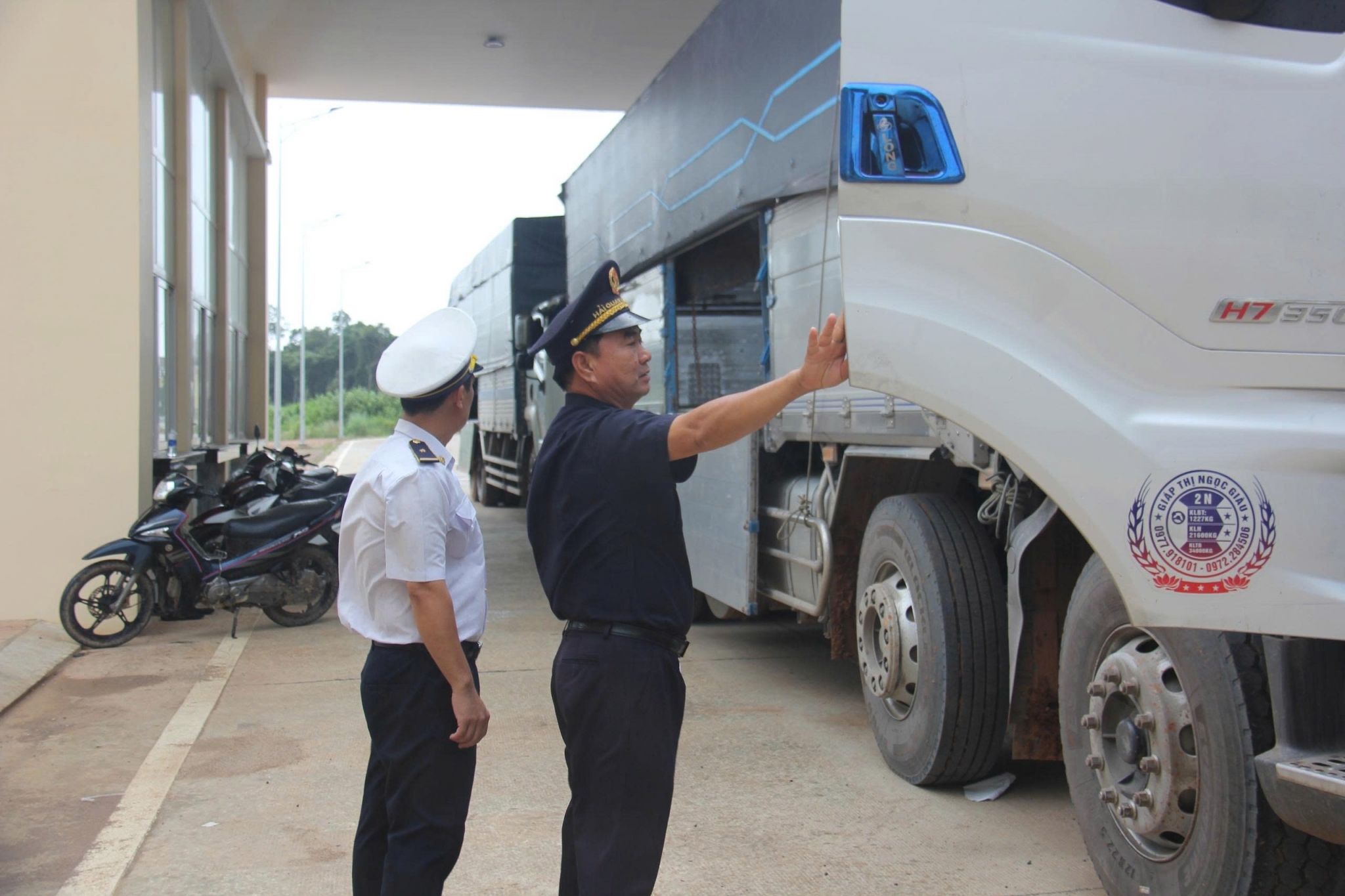 Phát huy hiệu quả vận tải biên giới qua cửa khẩu quốc tế Tân Nam