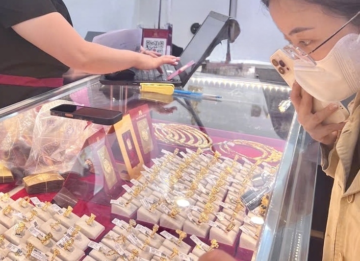 Giá vàng hôm nay 22/7: Thế giới vượt 4.100 USD, SJC tăng 600.000 đồng/lượng giá vàng
