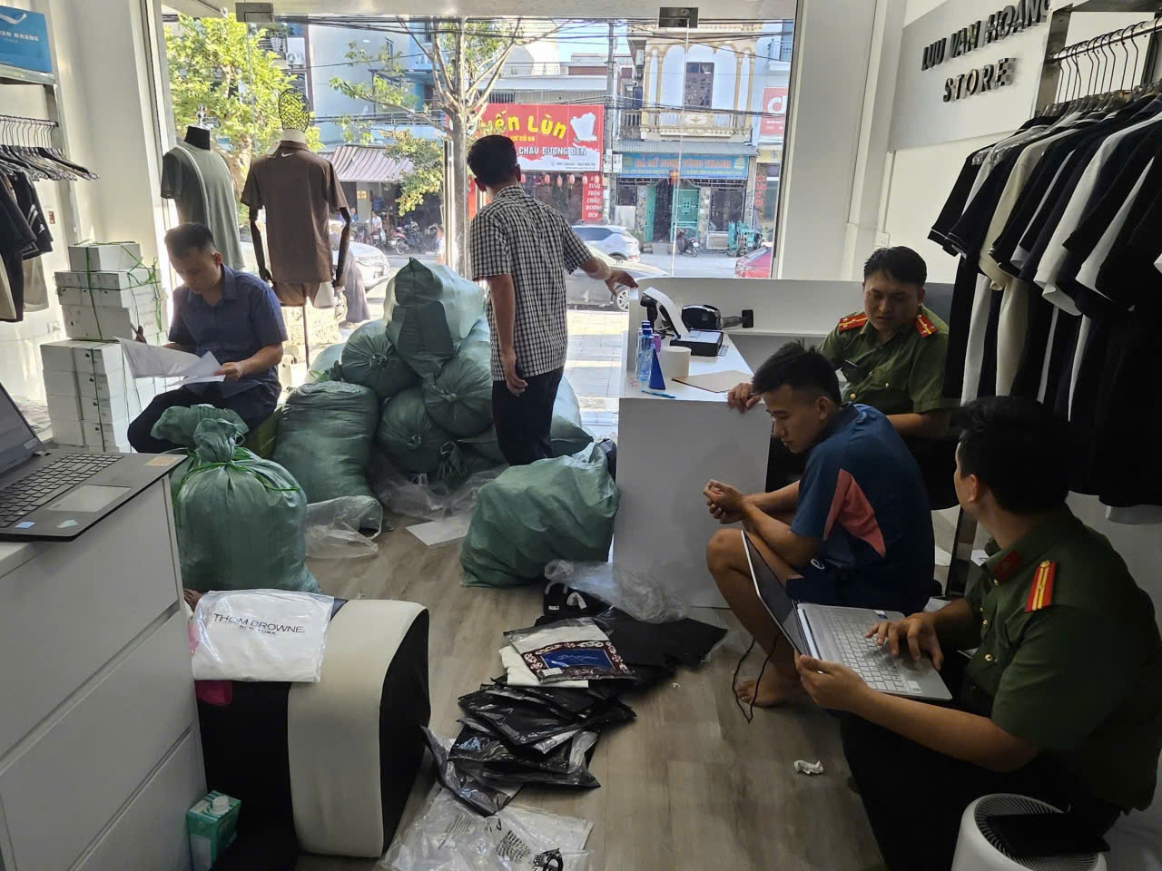 Khởi tố đối tượng buôn lậu hơn 7.000 sản phẩm thuốc nhúng sầu riêng