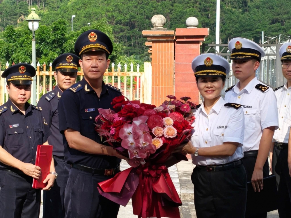 Đại diện Hải quan cửa khẩu Chi Ma tặng hoa cho Hải quan Ái Điểm. 