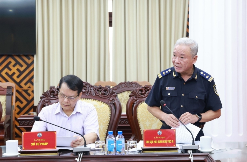 Ông Nguyễn Hữu Vượng, Phó Chi cục trưởng Chi cục Hải quan khu vực VI giải trình rõ các vấn đề mà đoàn đại biểu quốc hội tỉnh Lạng Sơn nêu về dự thảo Luật Hải quan.