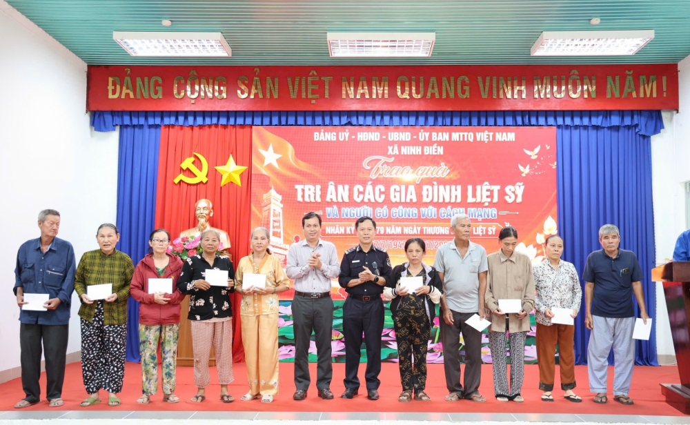 Hải quan khu vực XVII tri ân gia đình chính sách, người có công