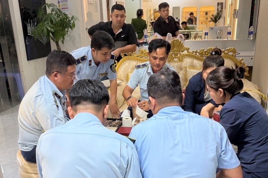 Kiểm tra doanh nghiệp, phát hiện trang sức nghi giả nhãn hiệu