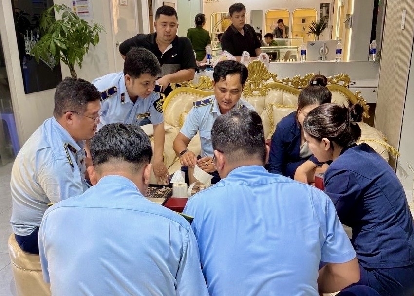 Kiểm tra doanh nghiệp, phát hiện trang sức nghi giả nhãn hiệu