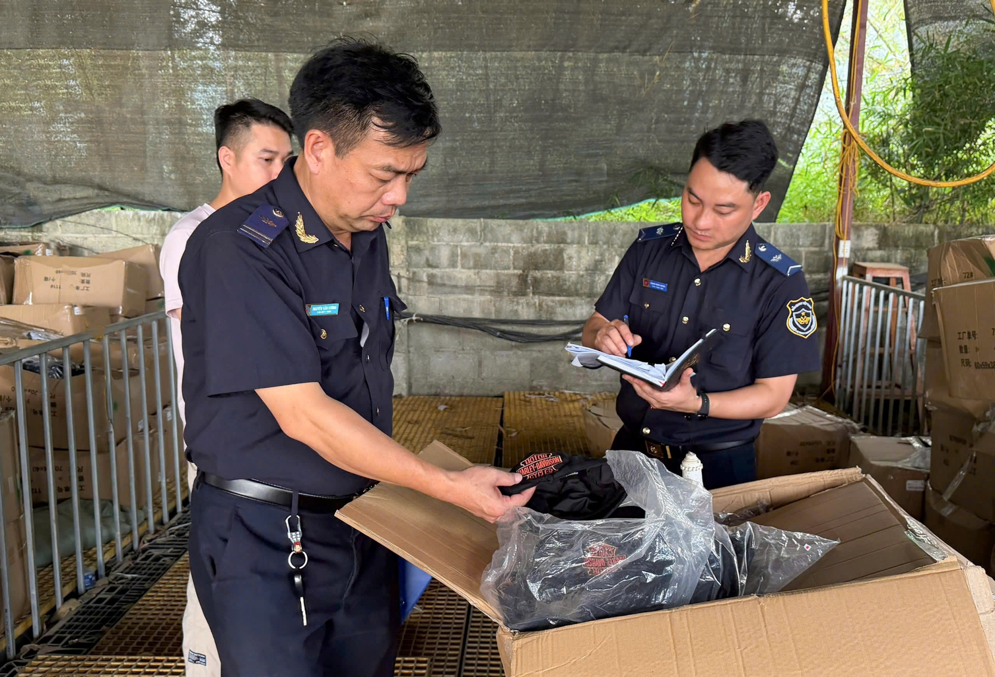 Không để Việt Nam trở thành địa bàn trung chuyển của buôn lậu, hàng giả