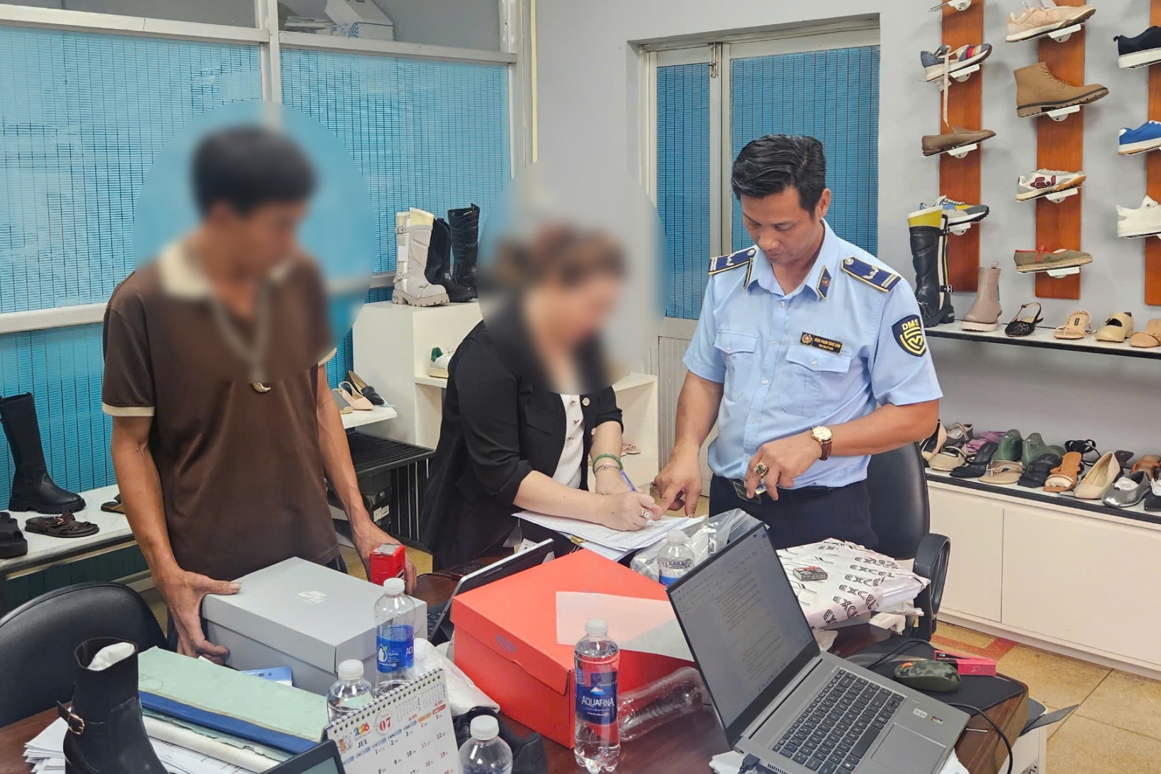 Triệt phá vụ sản xuất gần 50.000 đôi giày Nike giả