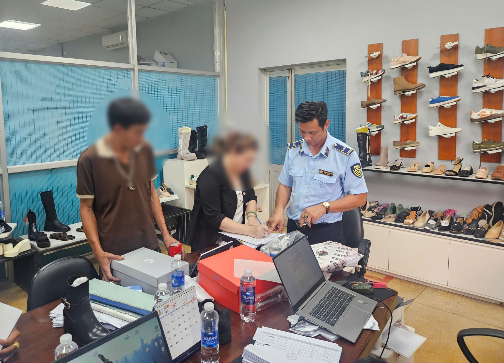 Triệt phá vụ sản xuất gần 50.000 đôi giày Nike giả