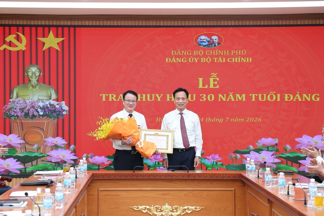 Thứ trưởng Bộ Tài chính Trần Quốc Phương vinh dự nhận Huy hiệu 30 năm tuổi Đảng