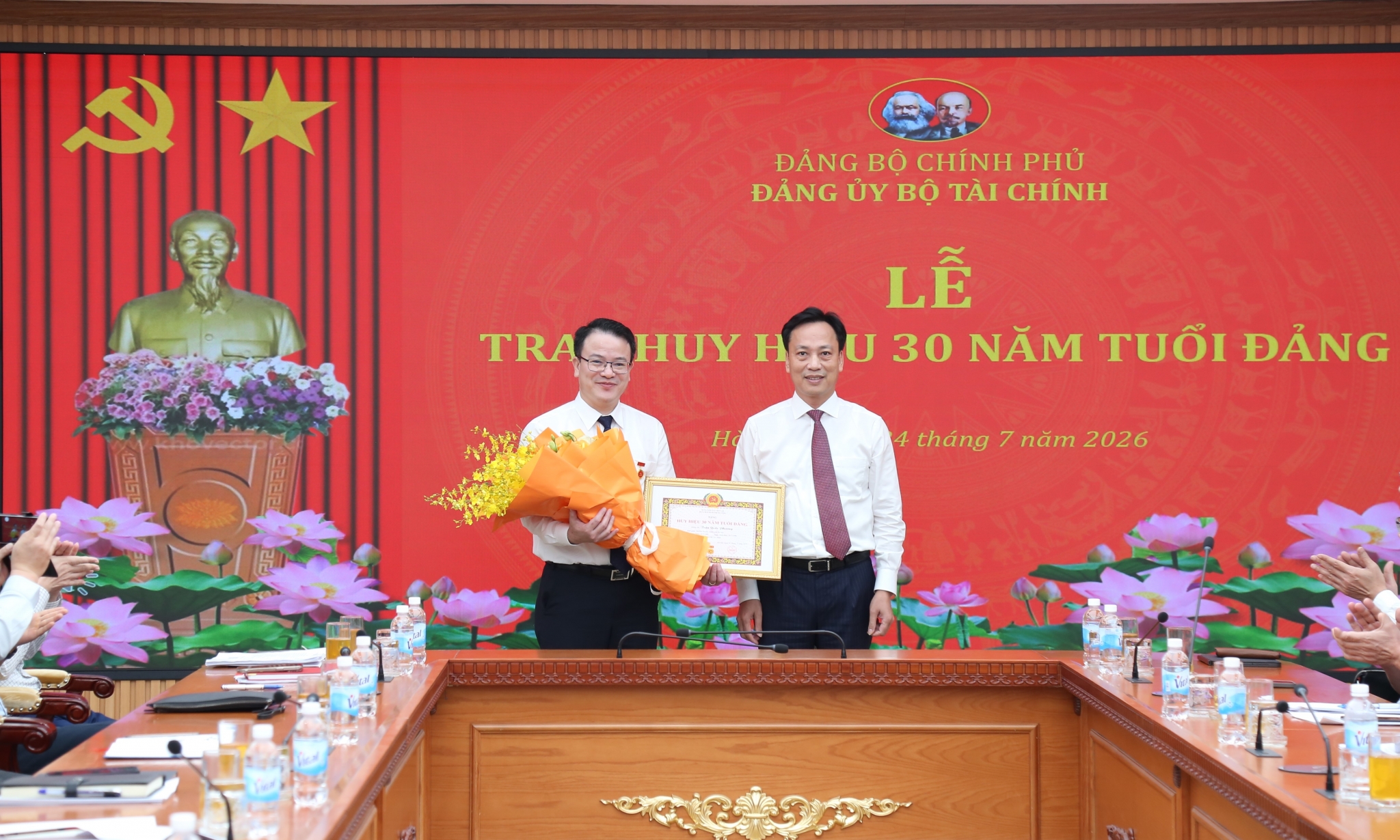 Thứ trưởng Bộ Tài chính Trần Quốc Phương vinh dự nhận Huy hiệu 30 năm tuổi Đảng 30 năm tuổi Đảng