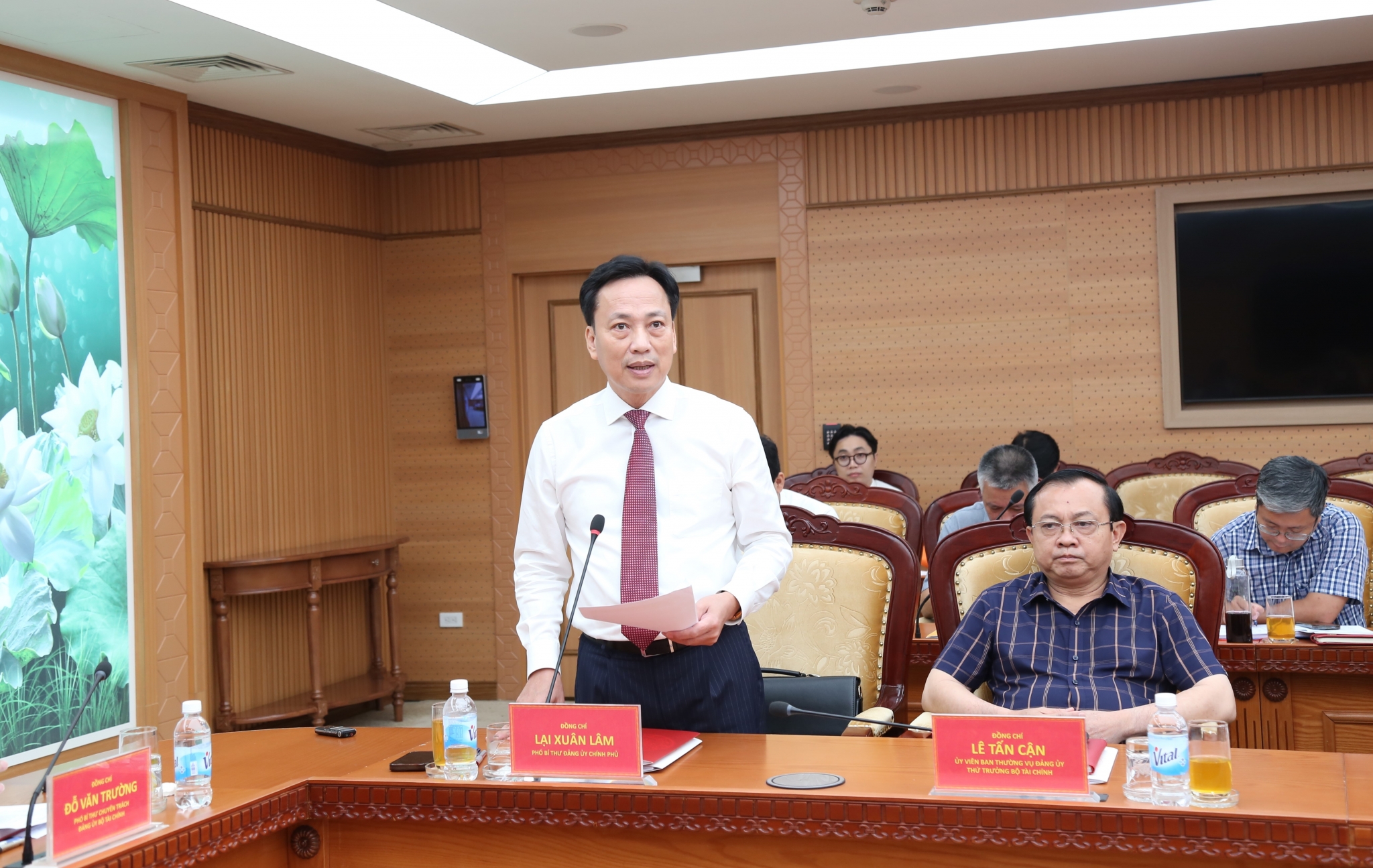 Thứ trưởng Bộ Tài chính Trần Quốc Phương vinh dự nhận Huy hiệu 30 năm tuổi Đảng 30 năm tuổi Đảng
