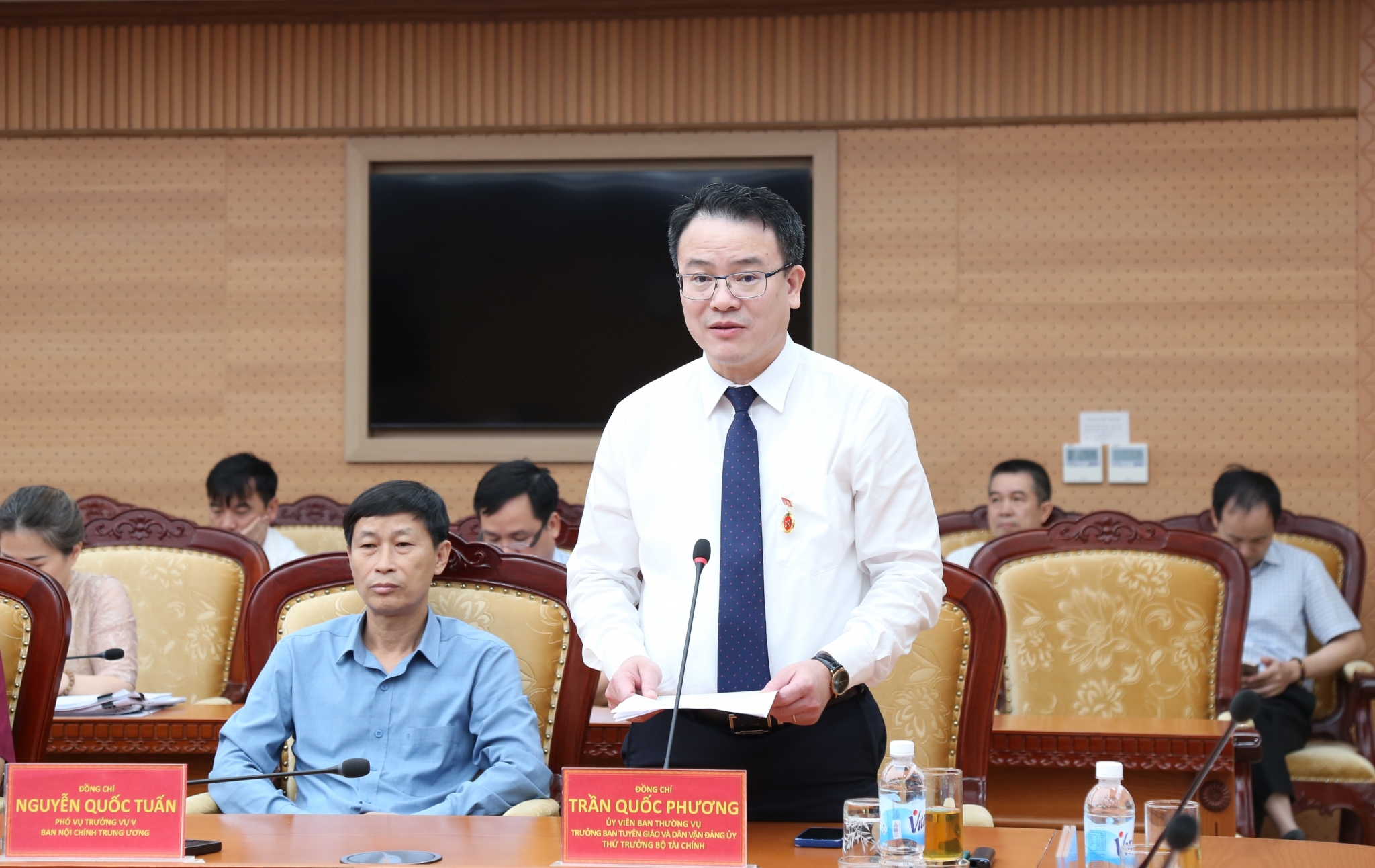 Thứ trưởng Bộ Tài chính Trần Quốc Phương vinh dự nhận Huy hiệu 30 năm tuổi Đảng 30 năm tuổi Đảng