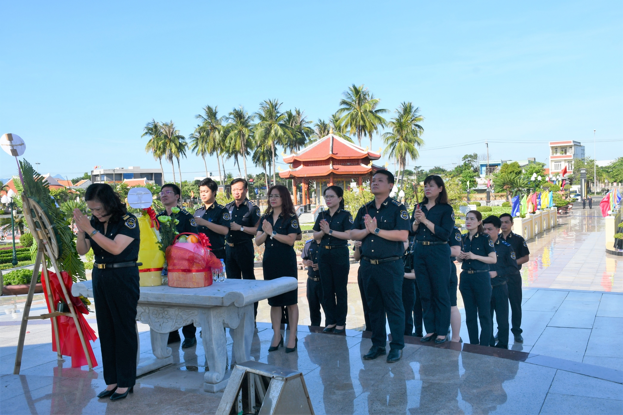 1.	Đoàn đại diện Lãnh đạo, công chức Chi cục Hải quan khu vực XII dâng hương tại Nghĩa trang liệt sĩ 