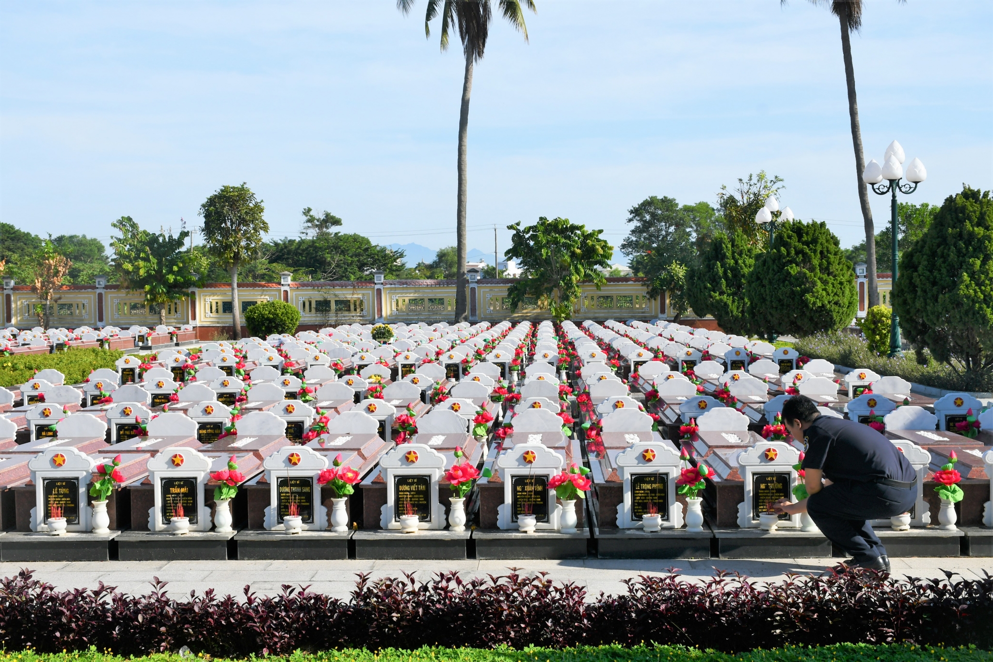 Thắp hương tại nghĩa trang liệt sĩ. 
