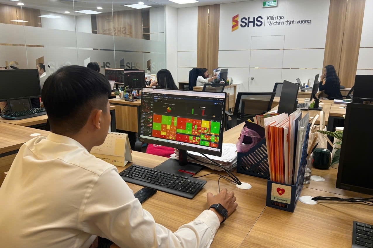 VN-Index lùi bước trước áp lực chốt lời và thông tin thuế quan mới