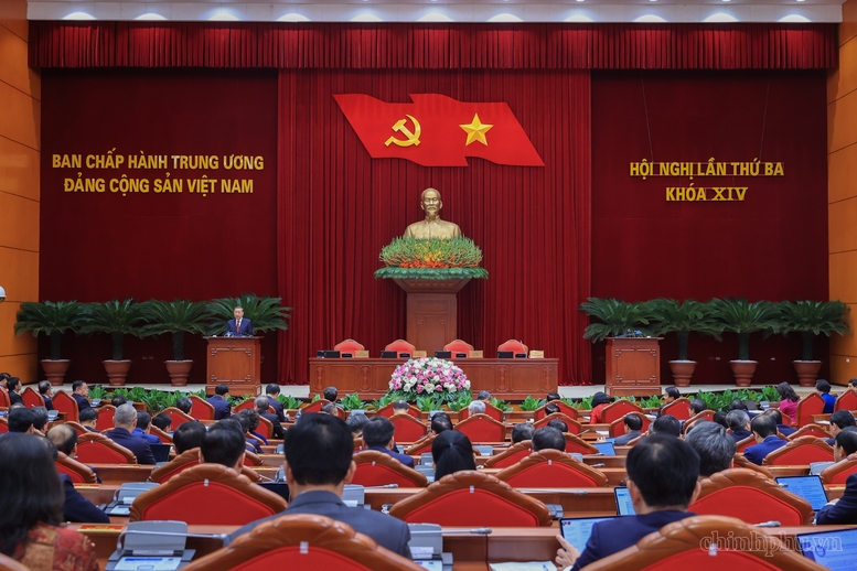 Trung ương thông qua nhiều quyết sách chiến lược, tạo nền tảng thực hiện 4 bước chuyển chiến lược của Đất nước