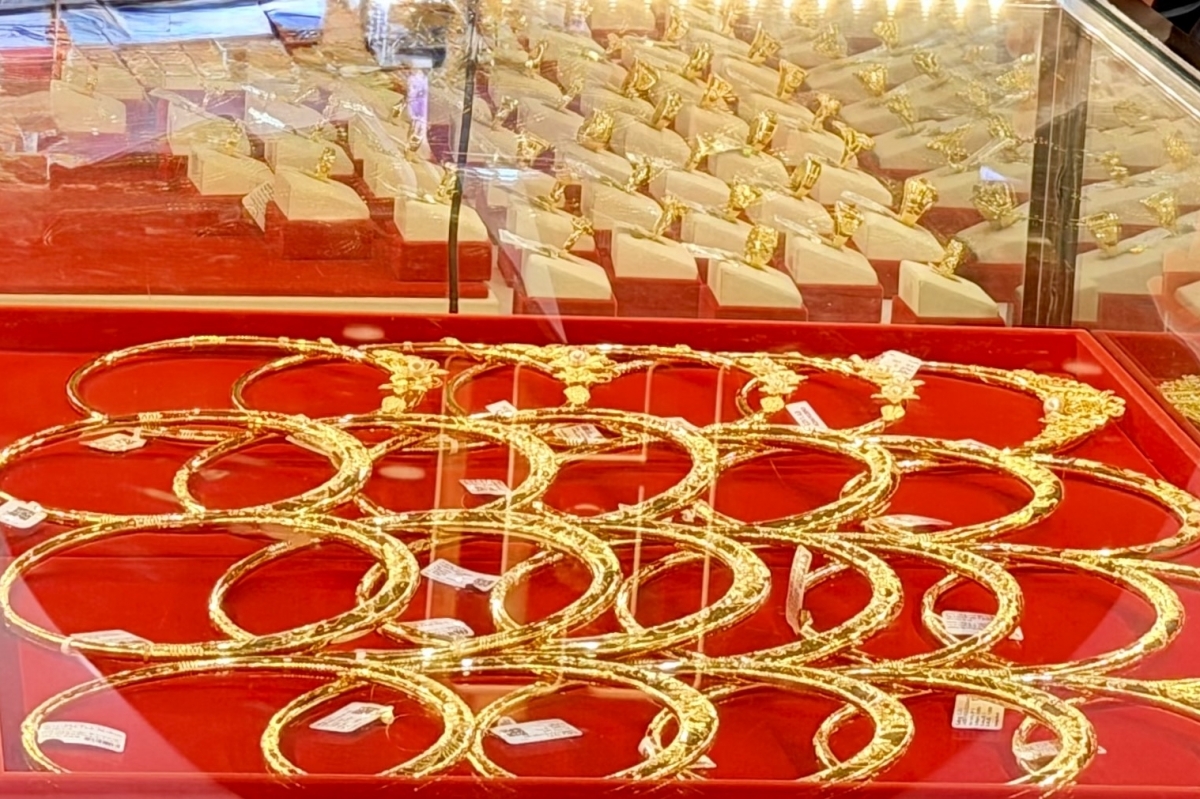 Giá vàng thế giới mất hơn 100 USD, trong nước giảm nhẹ