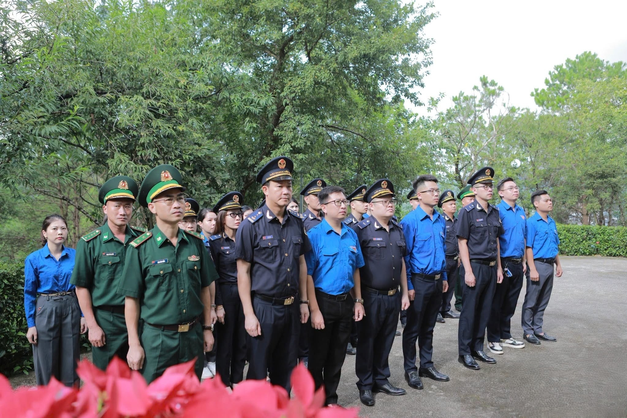 Thanh niên Hải quan, Thuế Lạng Sơn thăm hỏi, tặng quà và dâng hương tri ân tại xã Mẫu Sơn