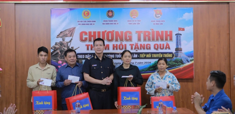 Đại diện Hải quan khu vực VI trao quà cho các gia đình chính sách, cựu chiến binh, cựu thanh niên xung phong và người có công với cách mạng trên địa bàn xã Mẫu Sơn. Ảnh: HQ KV Vi