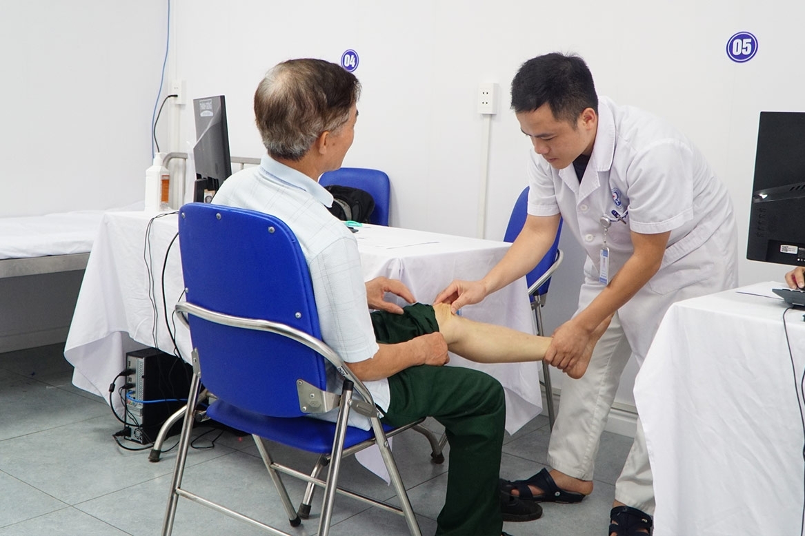 Bác sĩ giỏi của bệnh viện phải dành ít nhất 70% thời gian khám, chữa bệnh cho người có thẻ bảo hiểm y tế