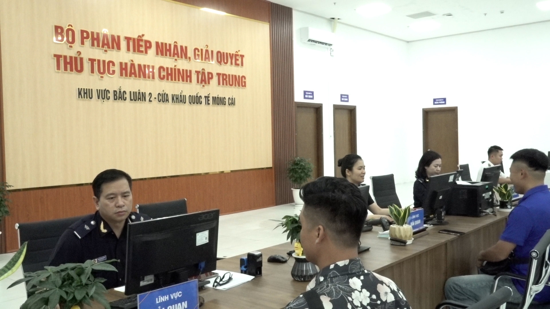 Hải quan cửa khẩu quốc tế Móng Cái giải quyết 13.129 tờ khai vào cuối tuần