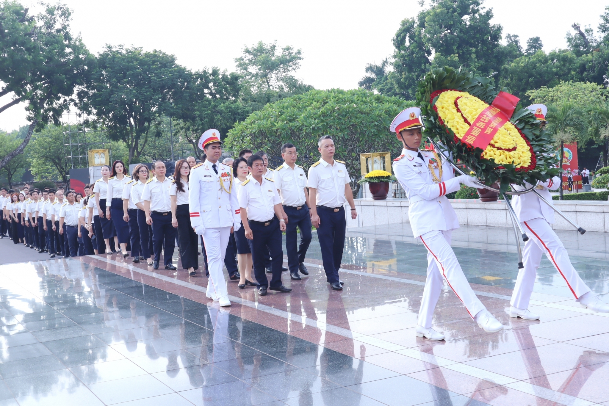 Thuế TP. Hà Nội dâng hương tưởng niệm các Anh hùng liệt sĩ