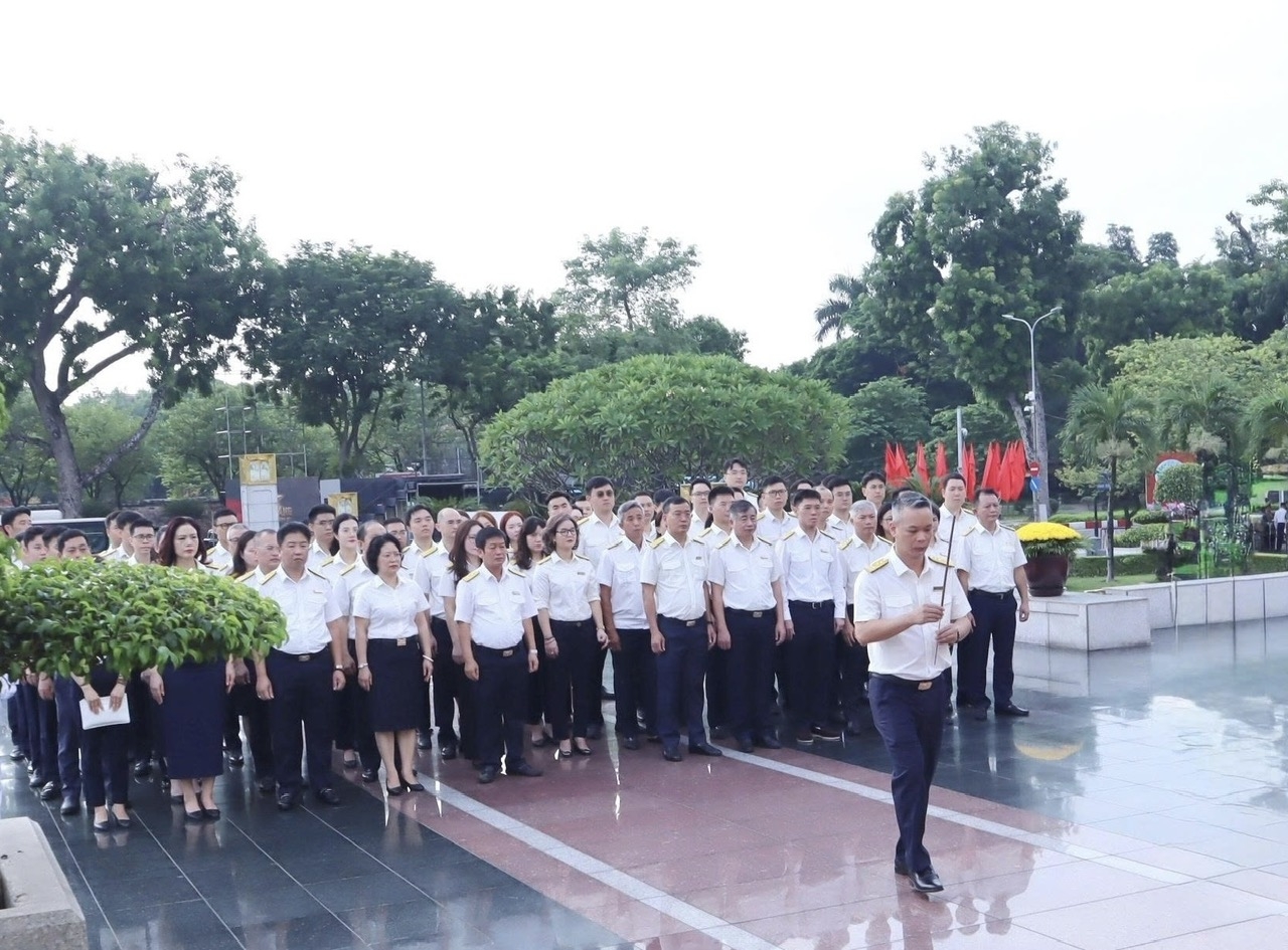Thuế TP. Hà Nội dâng hương tưởng niệm các Anh hùng liệt sĩ