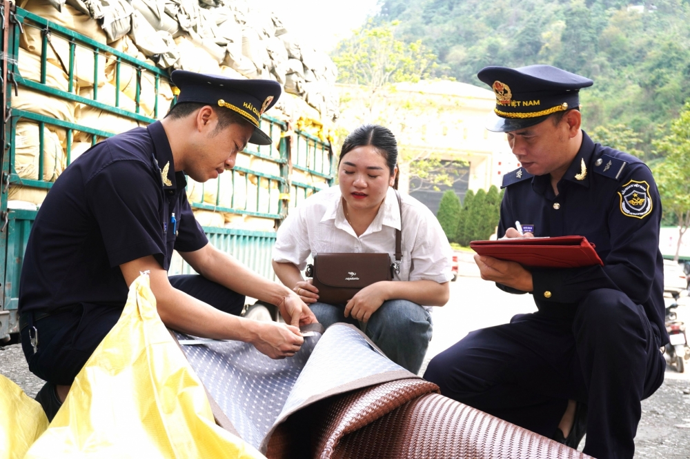 Công chức hải quan kiểm tra hàng hóa nhập khẩu tại cửa khẩu Cốc Nam (Lạng Sơn). Ảnh: H.Nụ