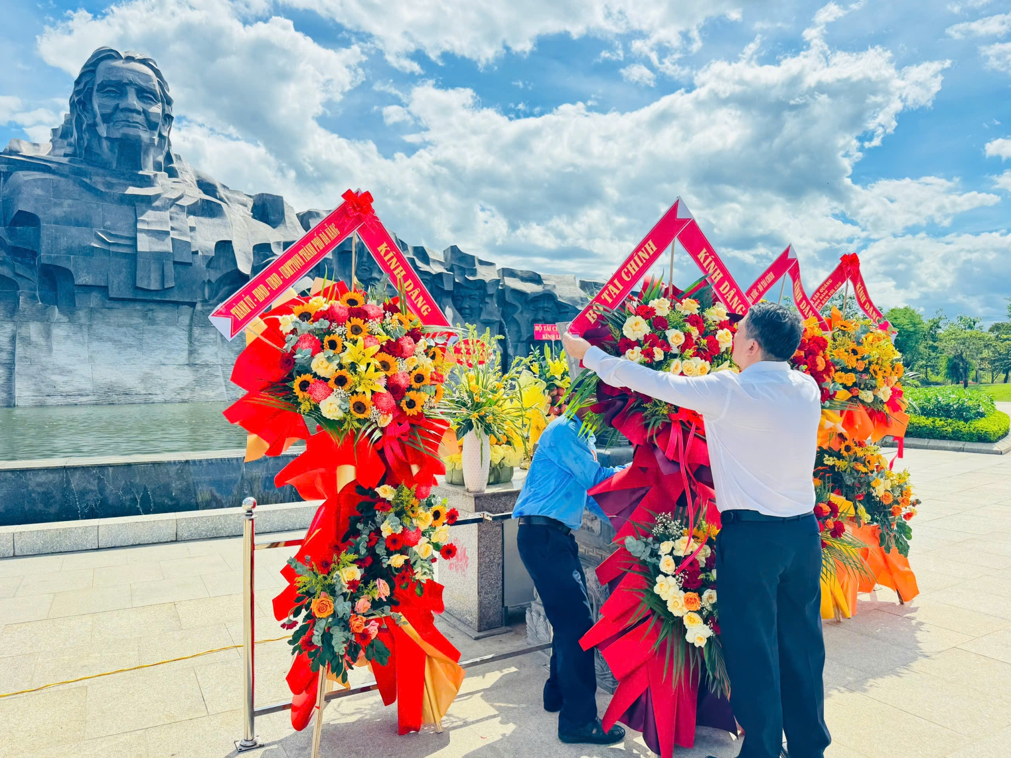 Đoàn công tác Bộ Tài chính dâng hương tri ân các Anh hùng liệt sĩ tại Quảng Ngãi và Đà Nẵng Đoàn công tác Bộ Tài chính dâng hương tri ân các Anh hùng liệt sĩ tại Quảng Ngãi và Đà Nẵng